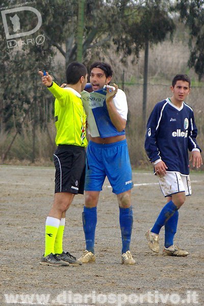 Guglielmo Falciani mostra all'arbitro lo strappo della sua maglia